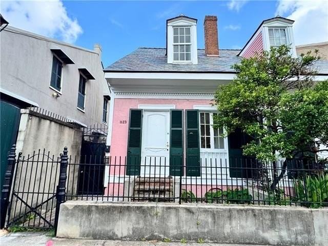 1123 Burgundy St #A - Photo 2 of 18