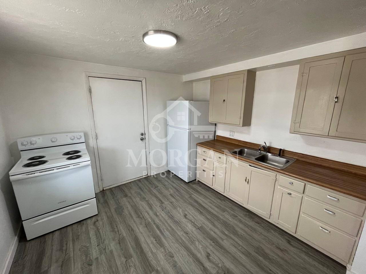2319 1/2 Broadway St #1 - Photo 3 of 6