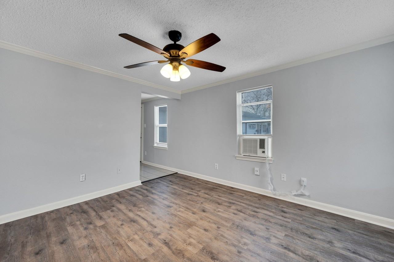 412 E Avenue F - Photo 7 of 13