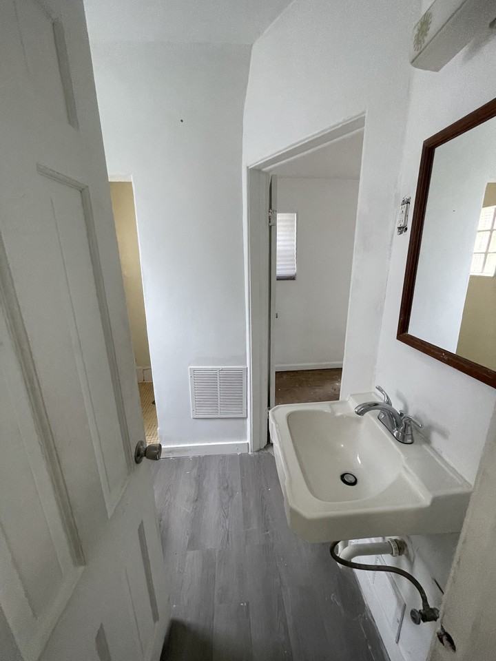 W Barnes Ave #3 - Photo 3 of 9