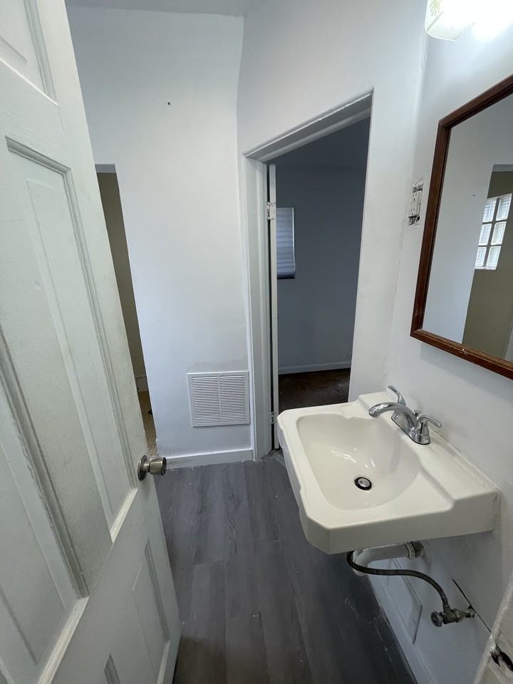 W Barnes Ave #3 - Photo 5 of 9