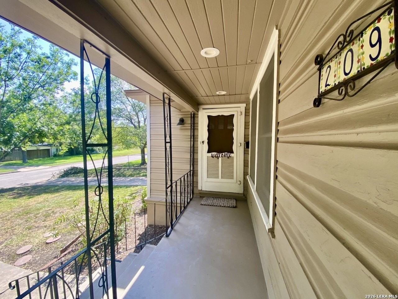 209 Lyman Dr - Photo 2 of 29