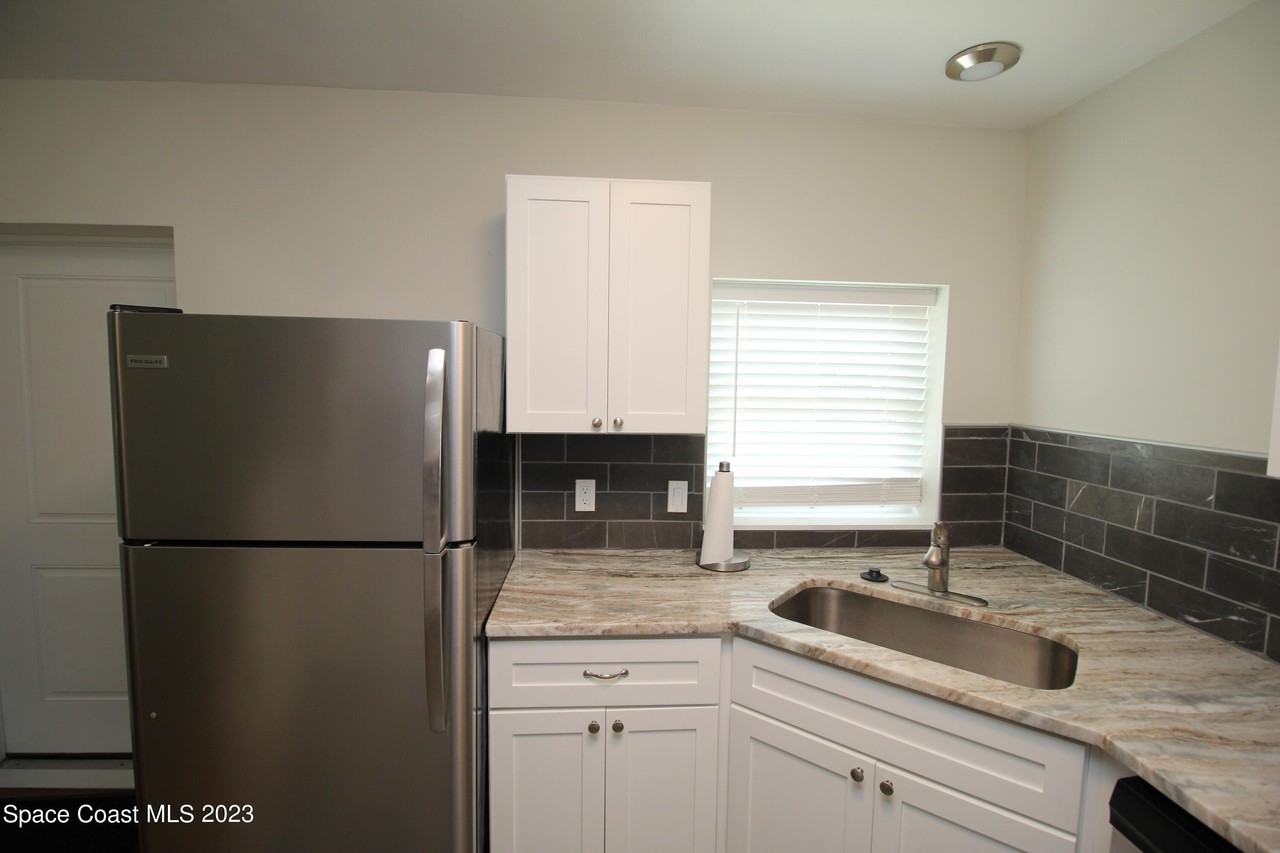 1905 Oak St - Photo 4 of 15