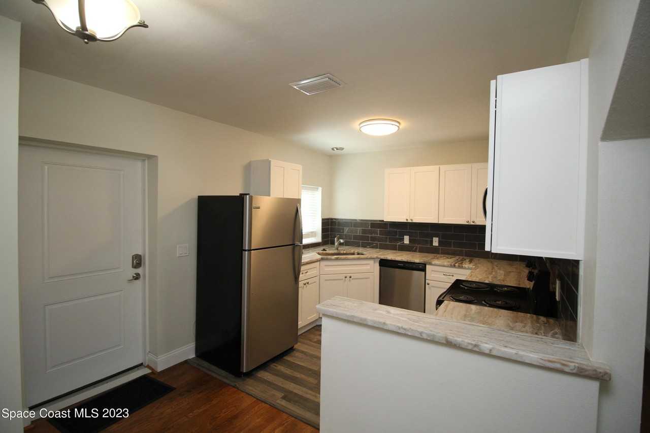 1905 Oak St - Photo 5 of 15