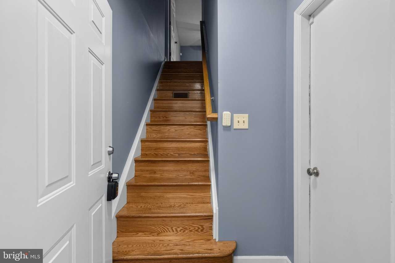 1114 E 14th St - Photo 5 of 30
