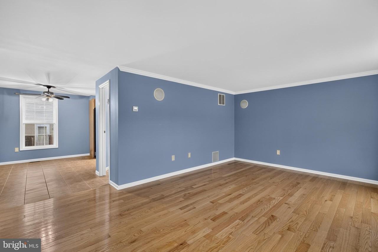 1114 E 14th St - Photo 7 of 30