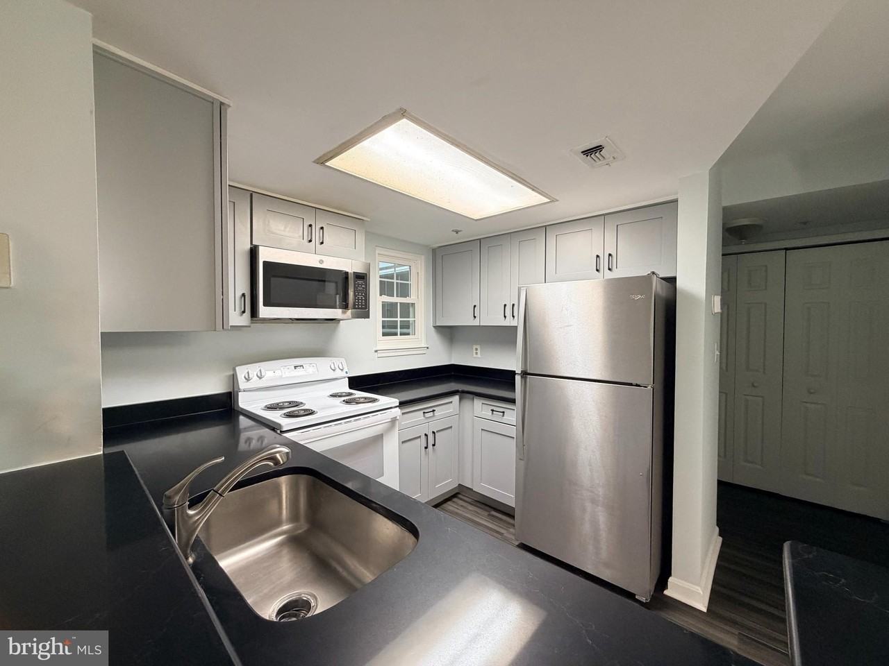 931 Hillside Lake Ter #103 - Photo 7 of 21