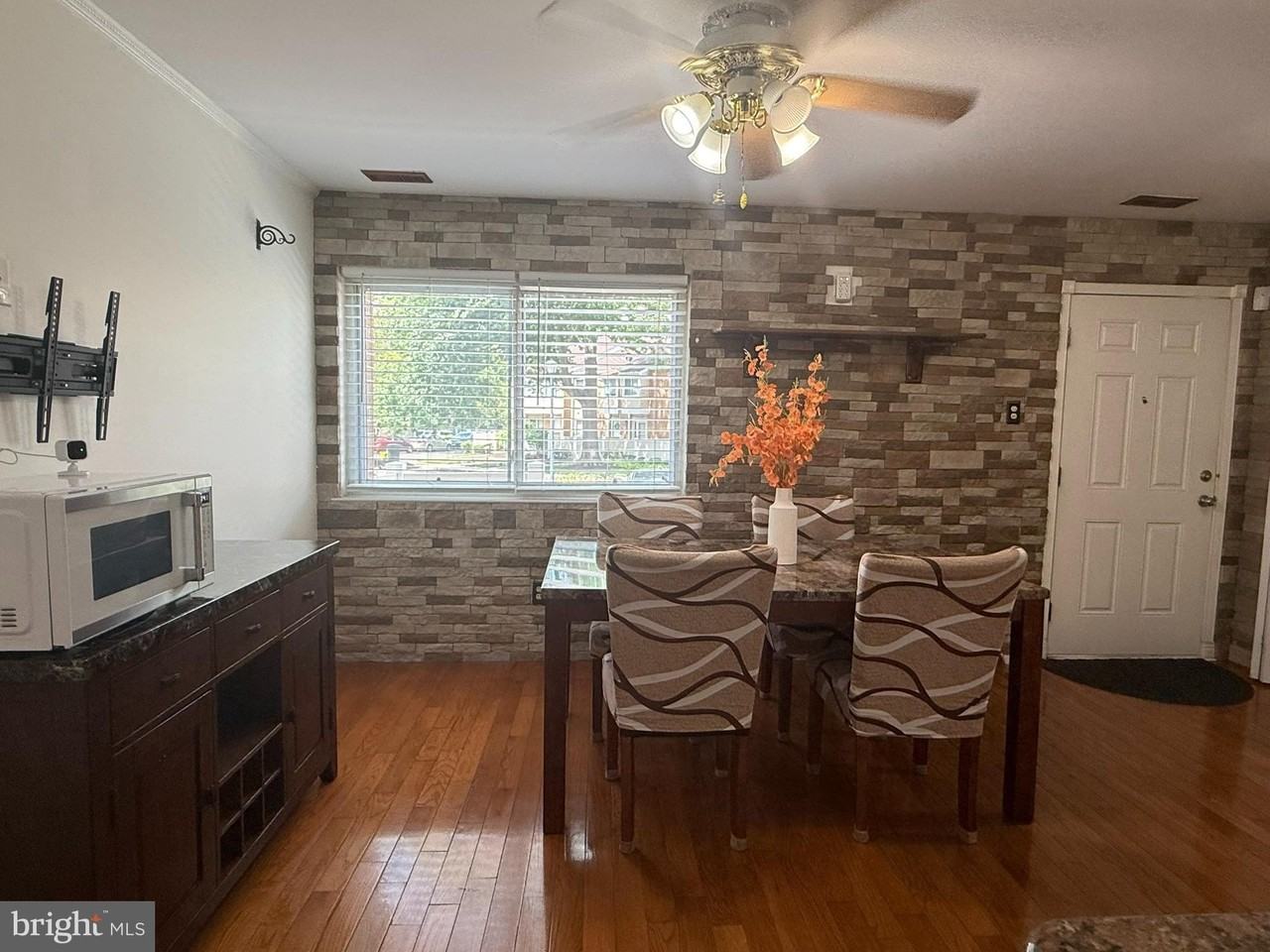 1080 Pendleton Ct - Photo 6 of 35