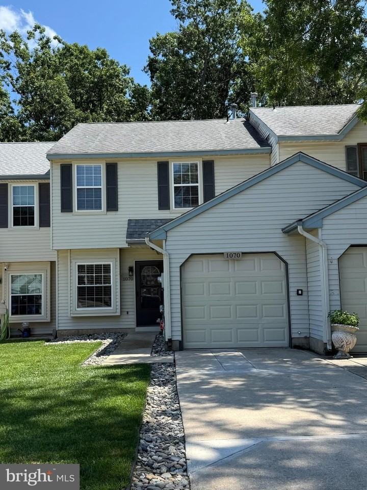 1070 Baywood Dr - Photo 2 of 17