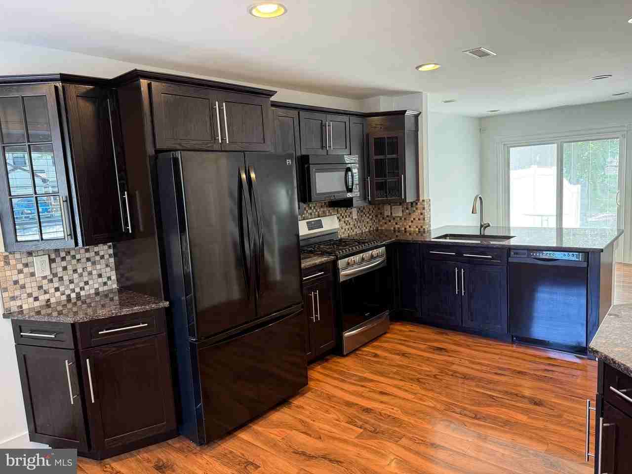 1070 Baywood Dr - Photo 3 of 17