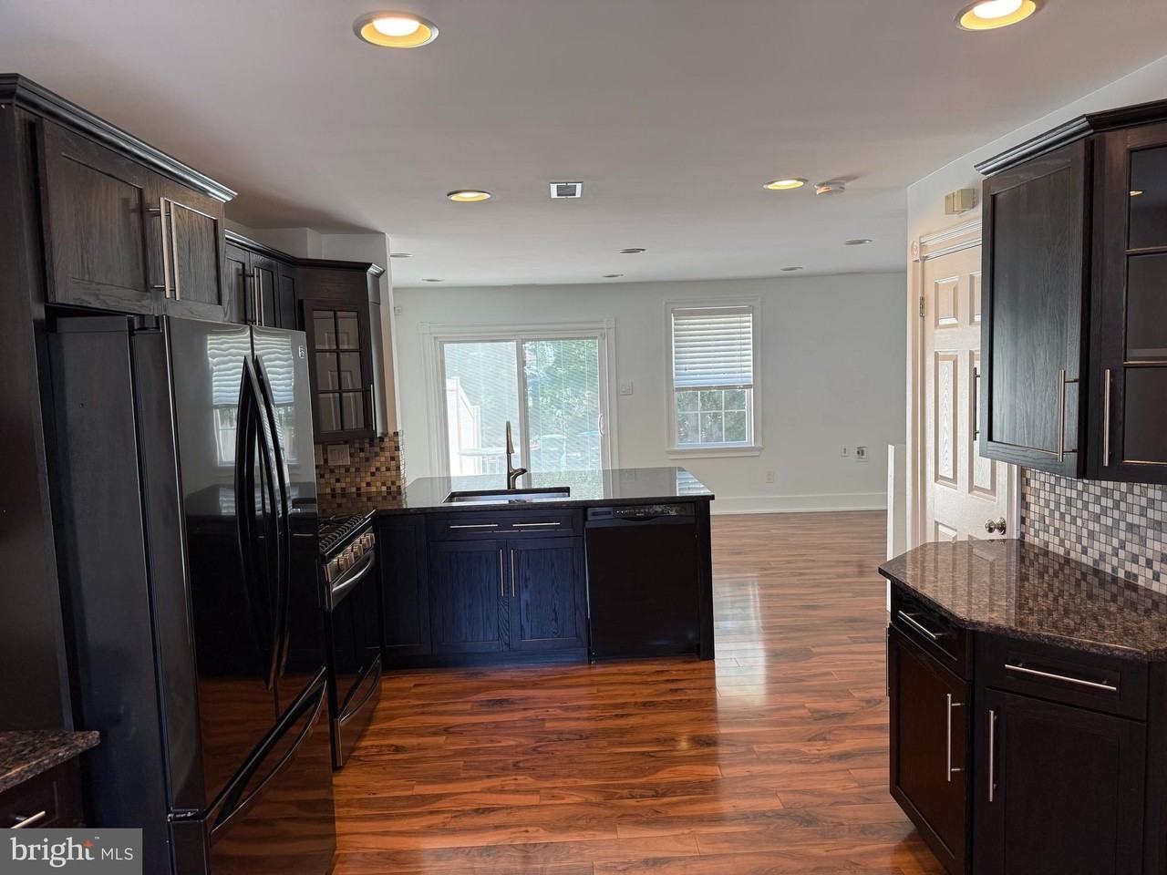1070 Baywood Dr - Photo 4 of 17
