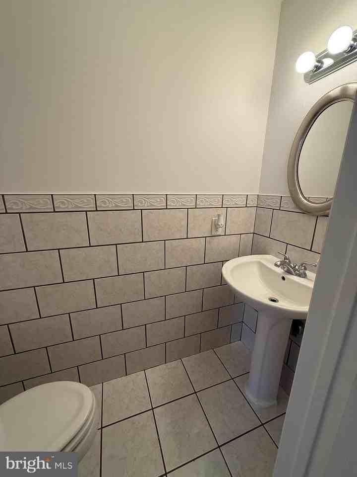 1070 Baywood Dr - Photo 7 of 17