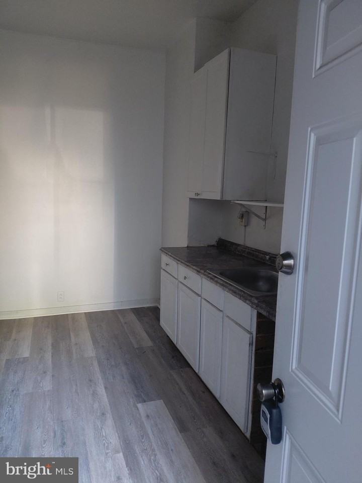 336 N 6th St #1F - Photo 2 of 4