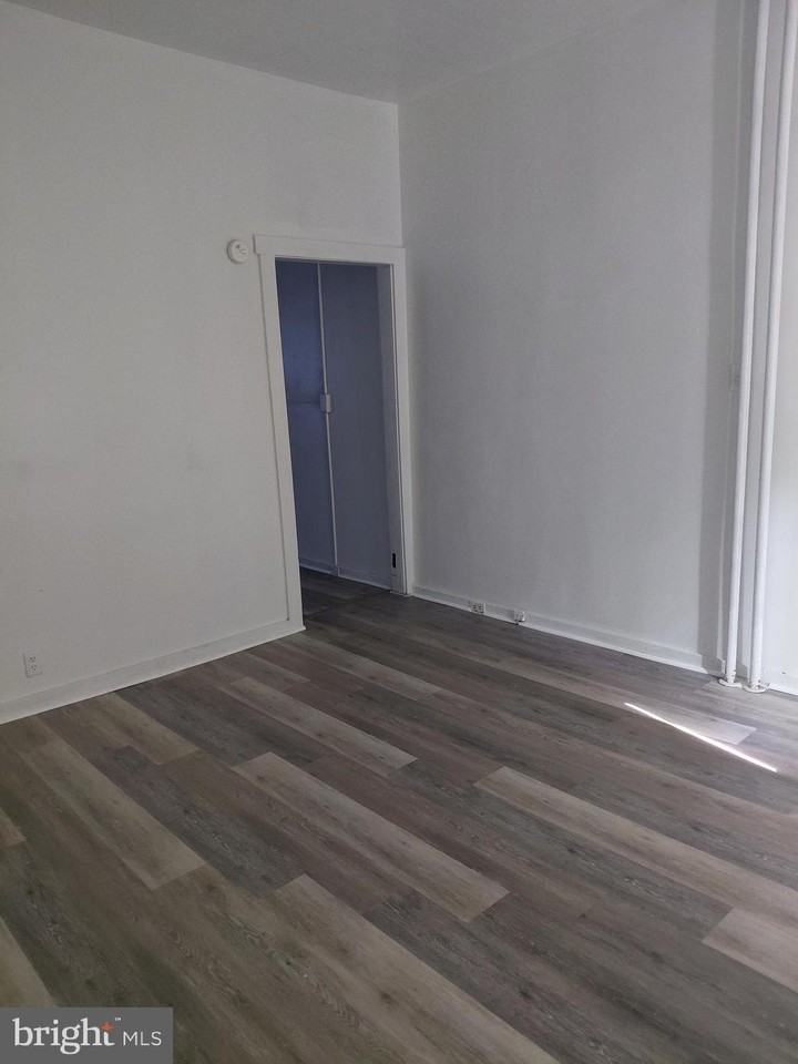 336 N 6th St #1F - Photo 3 of 4