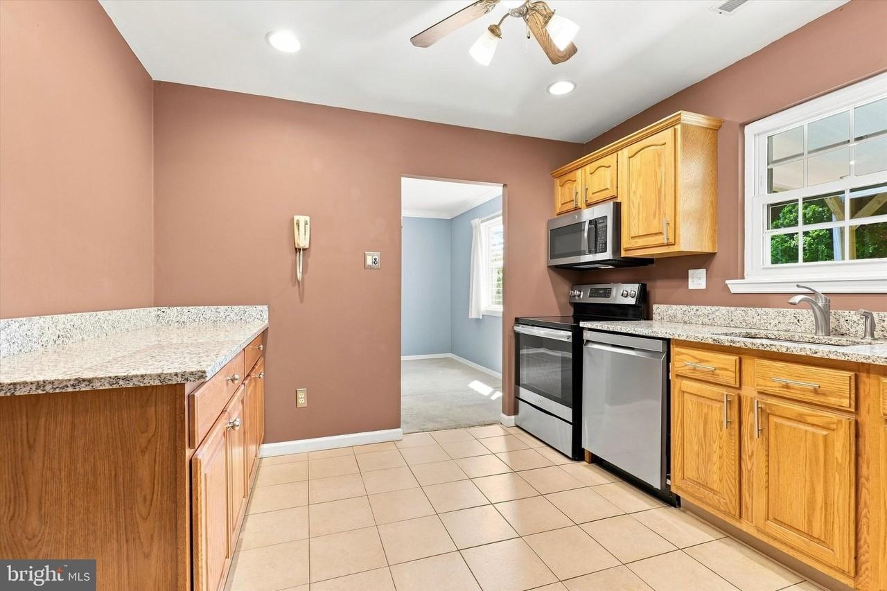 320 Flourtown Rd - Photo 4 of 15