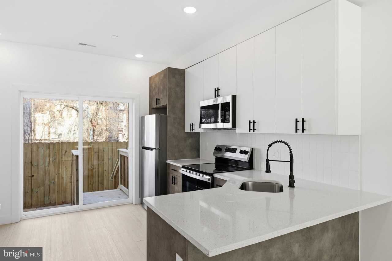 1032 W Orleans St - Photo 4 of 25