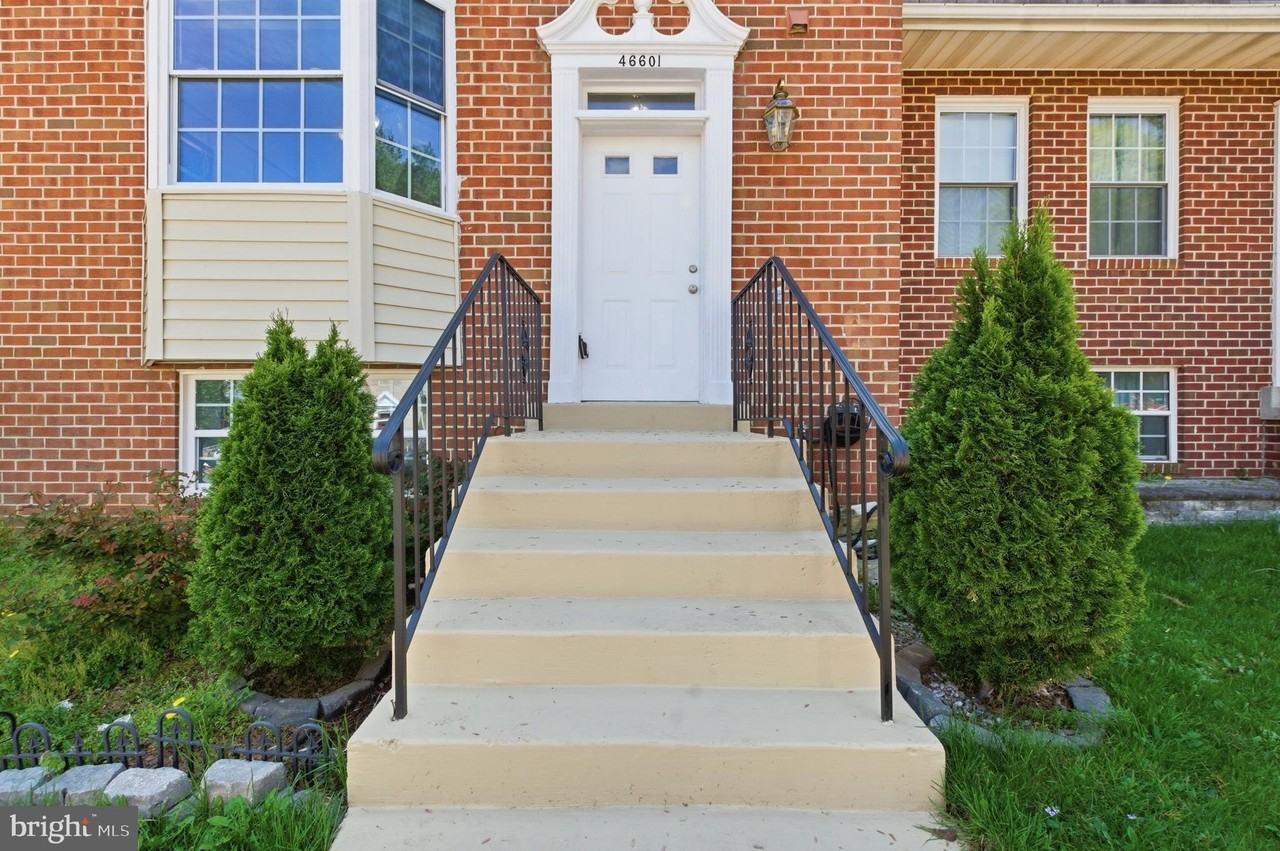 46601 Carriage Ct - Photo 3 of 38