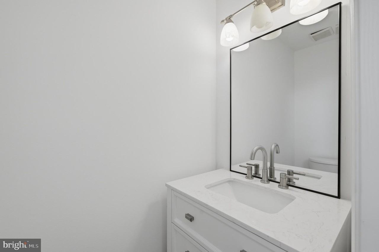 46601 Carriage Ct - Photo 4 of 38