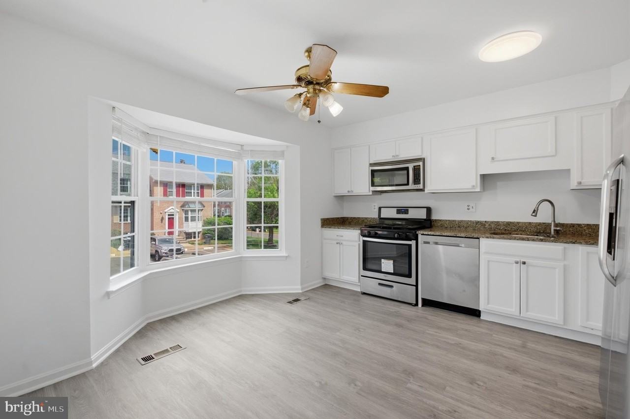 46601 Carriage Ct - Photo 5 of 38