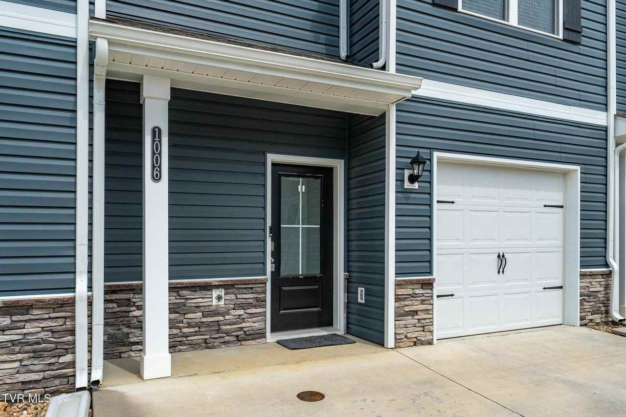 1006 Saylors Pl - Photo 2 of 28