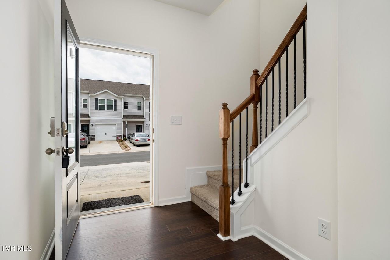 1006 Saylors Pl - Photo 3 of 28