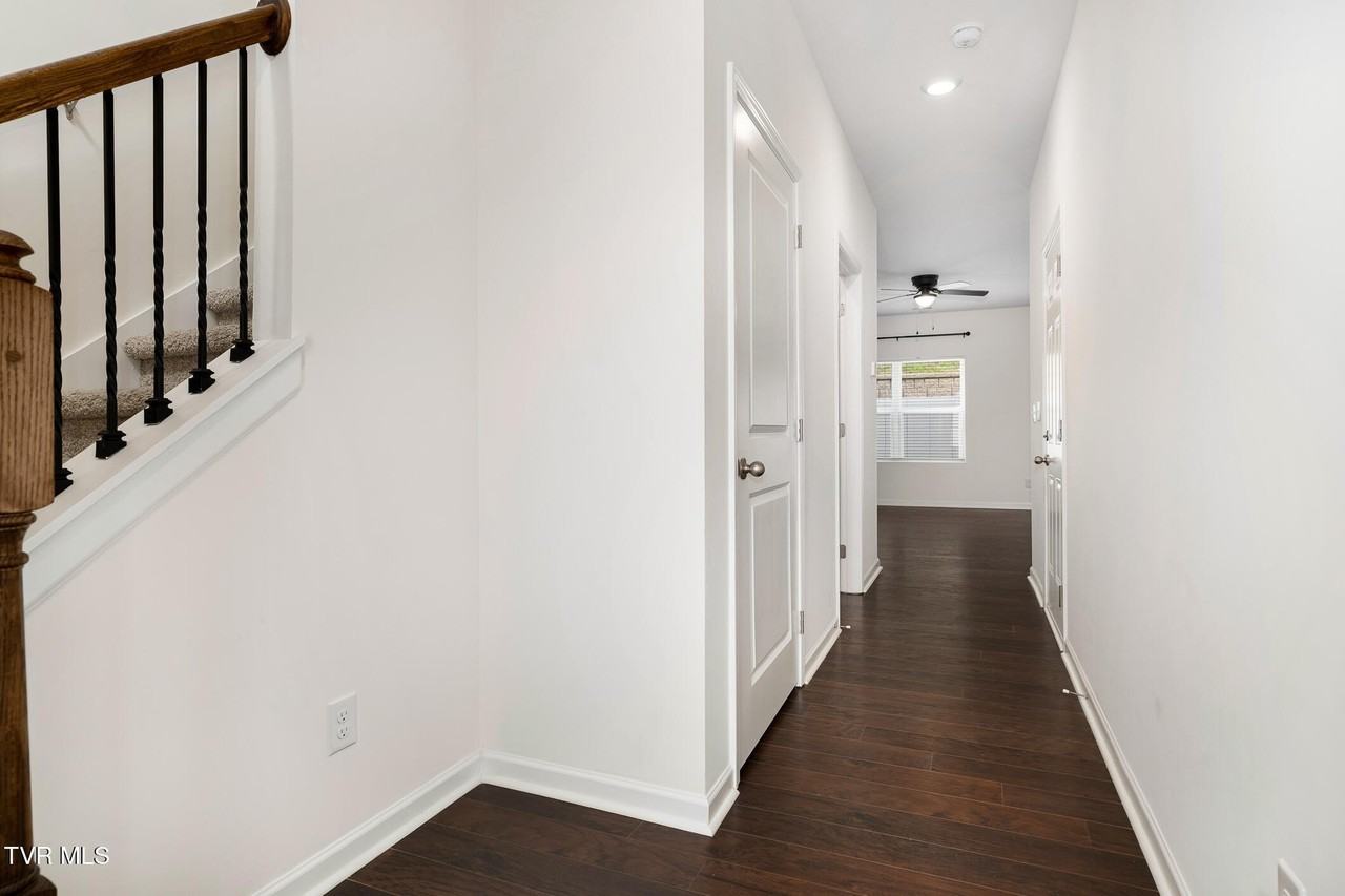 1006 Saylors Pl - Photo 4 of 28