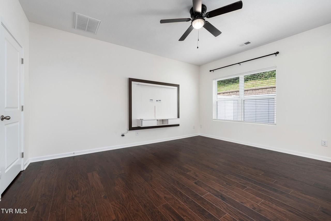 1006 Saylors Pl - Photo 6 of 28