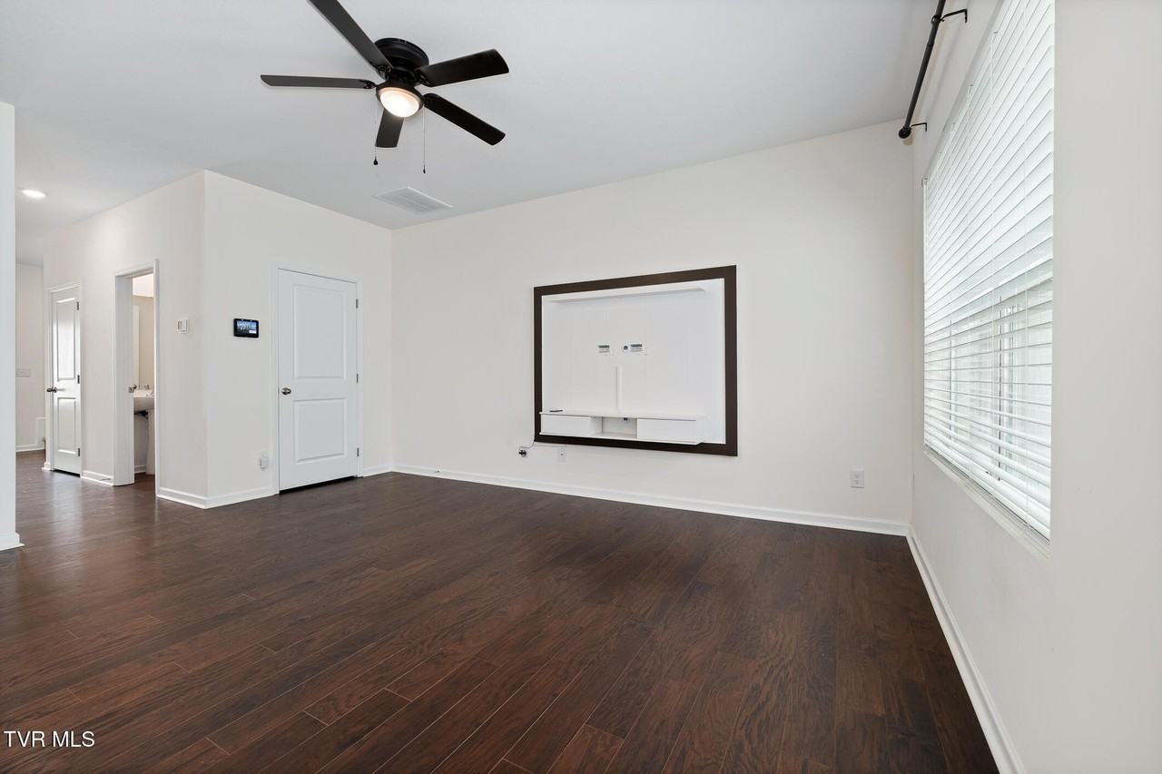 1006 Saylors Pl - Photo 7 of 28