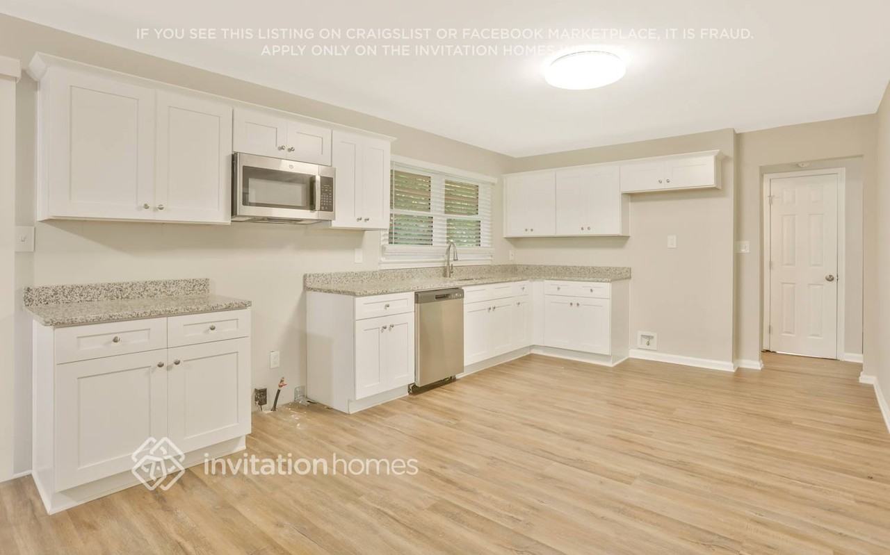 1554 N Columbia Pl - Photo 7 of 26