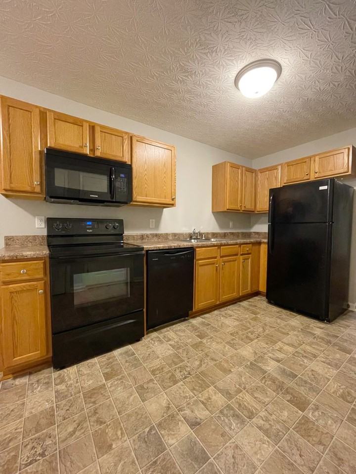 374 Upper Stone Ave - Photo 2 of 8