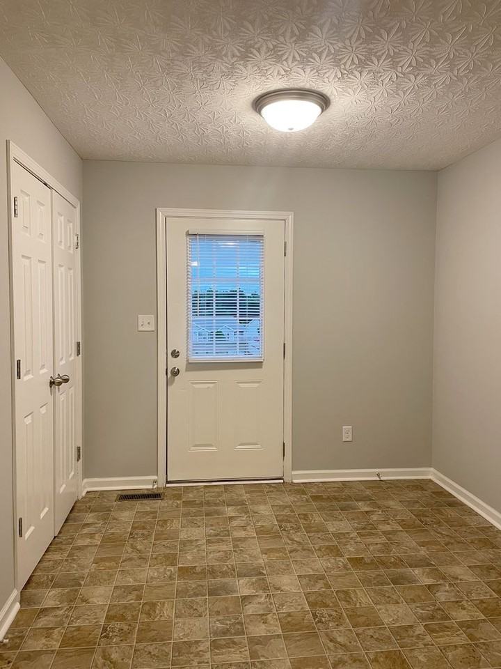 374 Upper Stone Ave - Photo 3 of 8