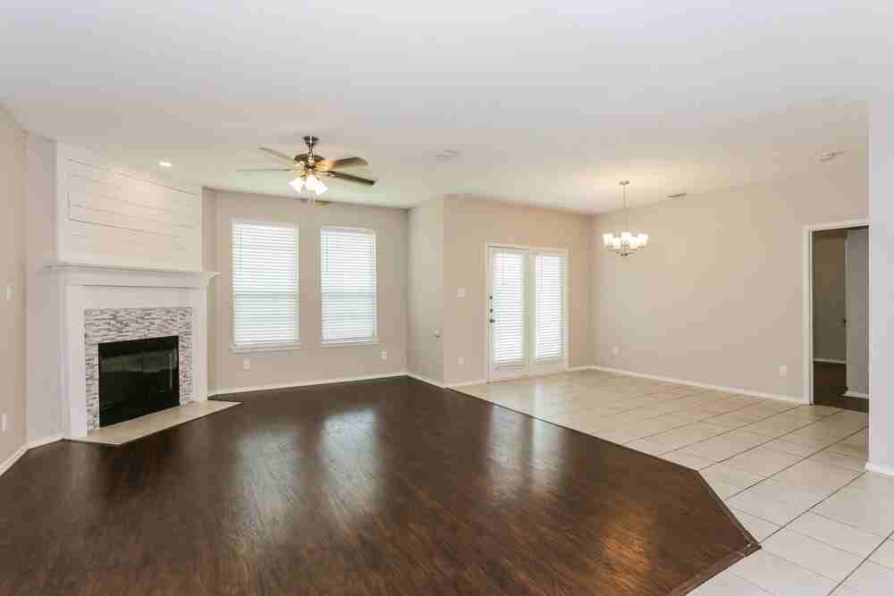 204 Bay St - Photo 5 of 17
