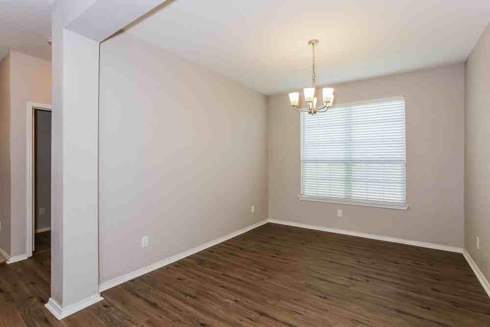 204 Bay St - Photo 6 of 17
