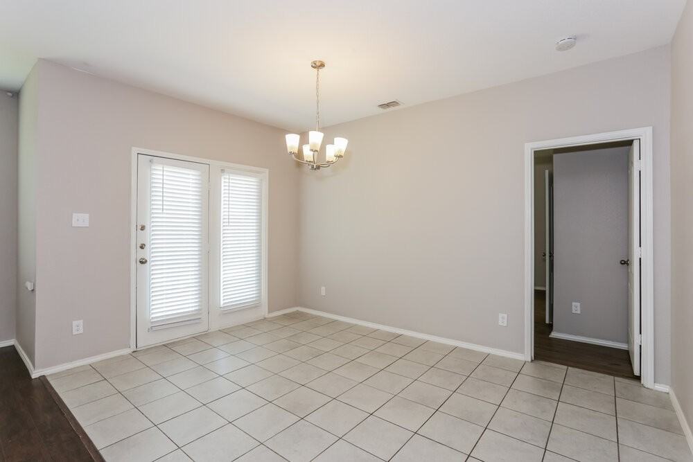 204 Bay St - Photo 7 of 17