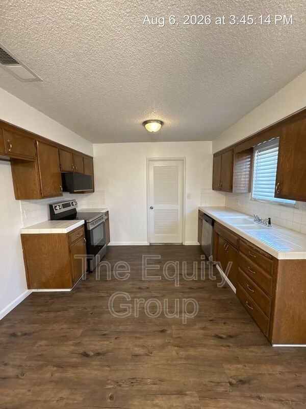907 S Demaree St - Photo 4 of 15