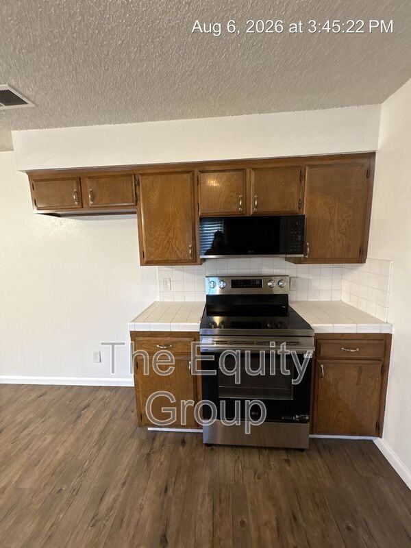 907 S Demaree St - Photo 6 of 15