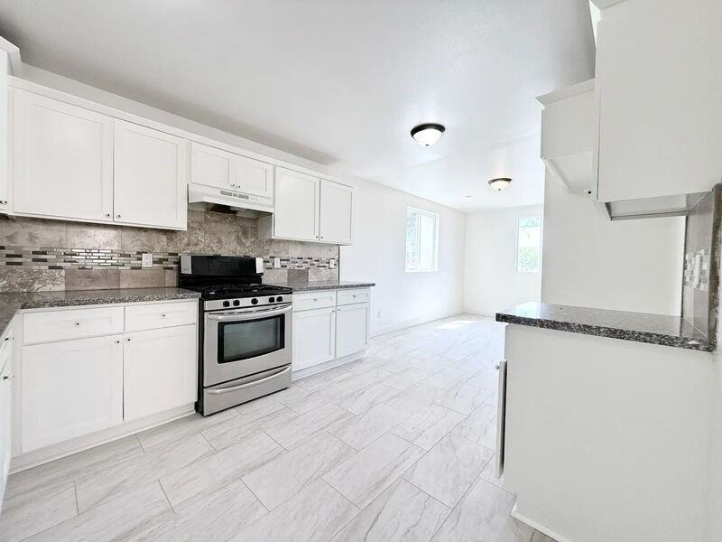 1440 E 42nd St - Photo 4 of 20