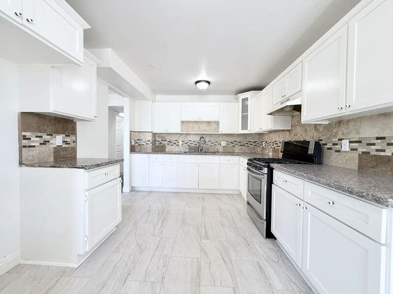 1440 E 42nd St - Photo 6 of 20