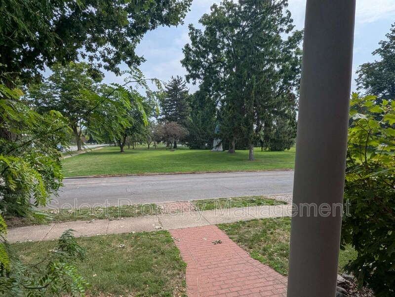 1025 Crescent Ave - Photo 4 of 26
