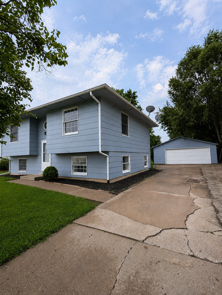 1320 94th Ave W - Photo 2 of 4