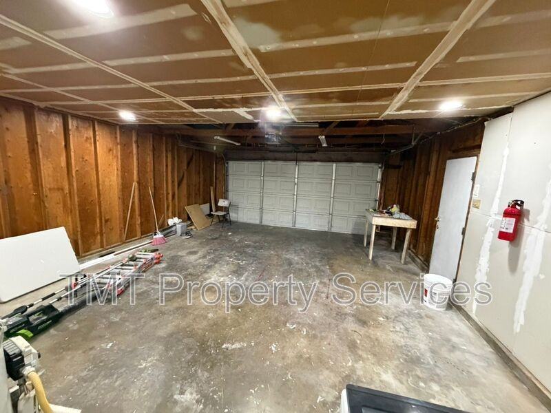 8583 Fairlawn Ct - Photo 4 of 12