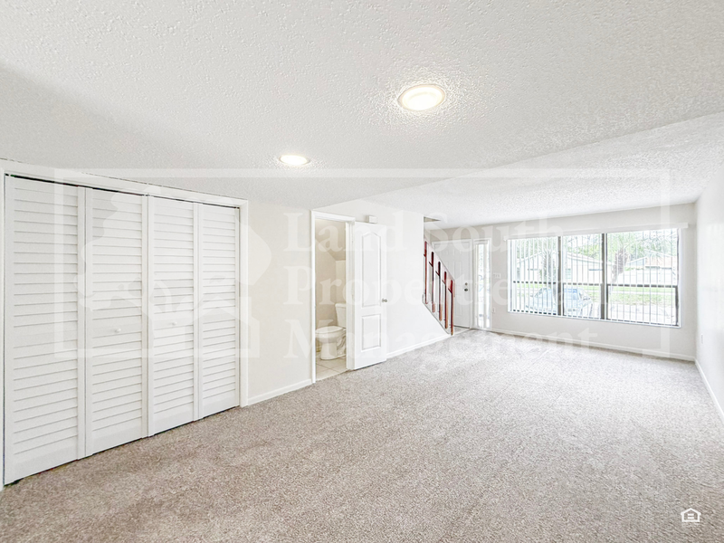 4948 Market Sq - Photo 3 of 17