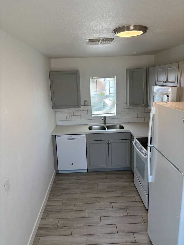 5040 N 18th Ave - Photo 3 of 29