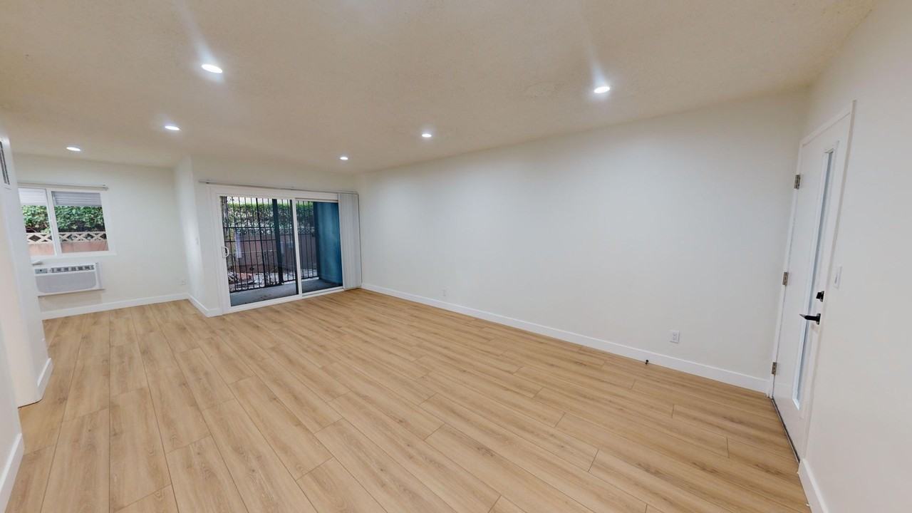 FREE RENT!!* Beautiful & Spacious Unit For Rent - Photo 4 of 8