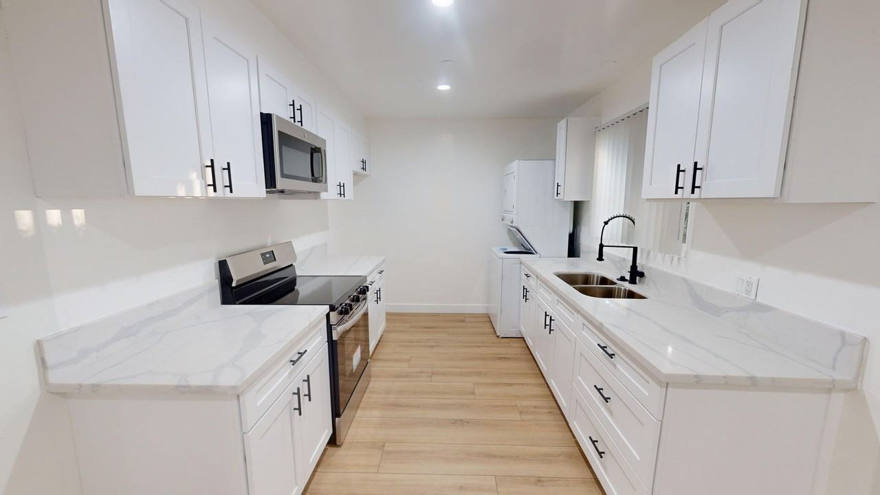 FREE RENT!!* Beautiful & Spacious Unit For Rent - Photo 6 of 8