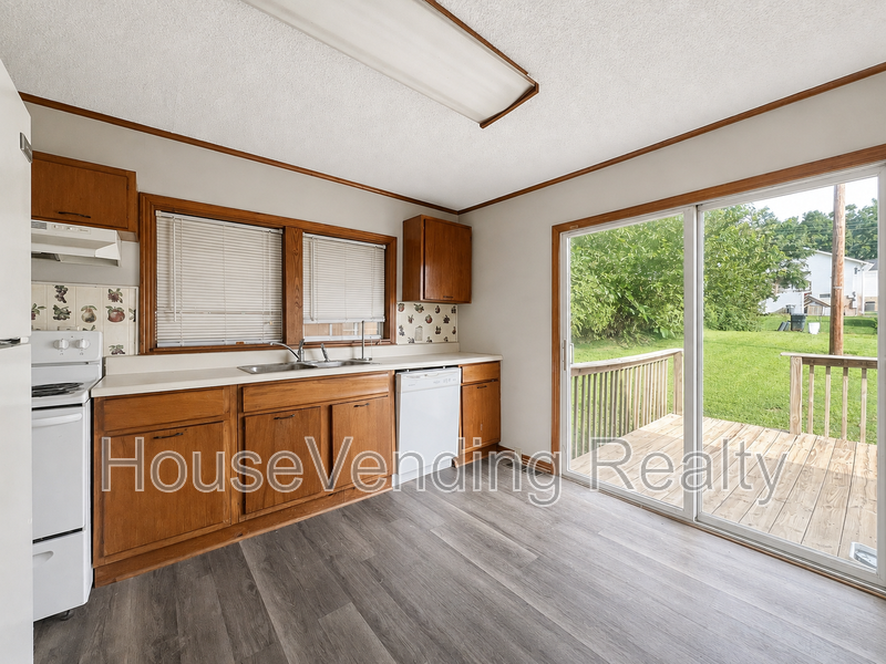 253 Atlantic Ave - Photo 4 of 12