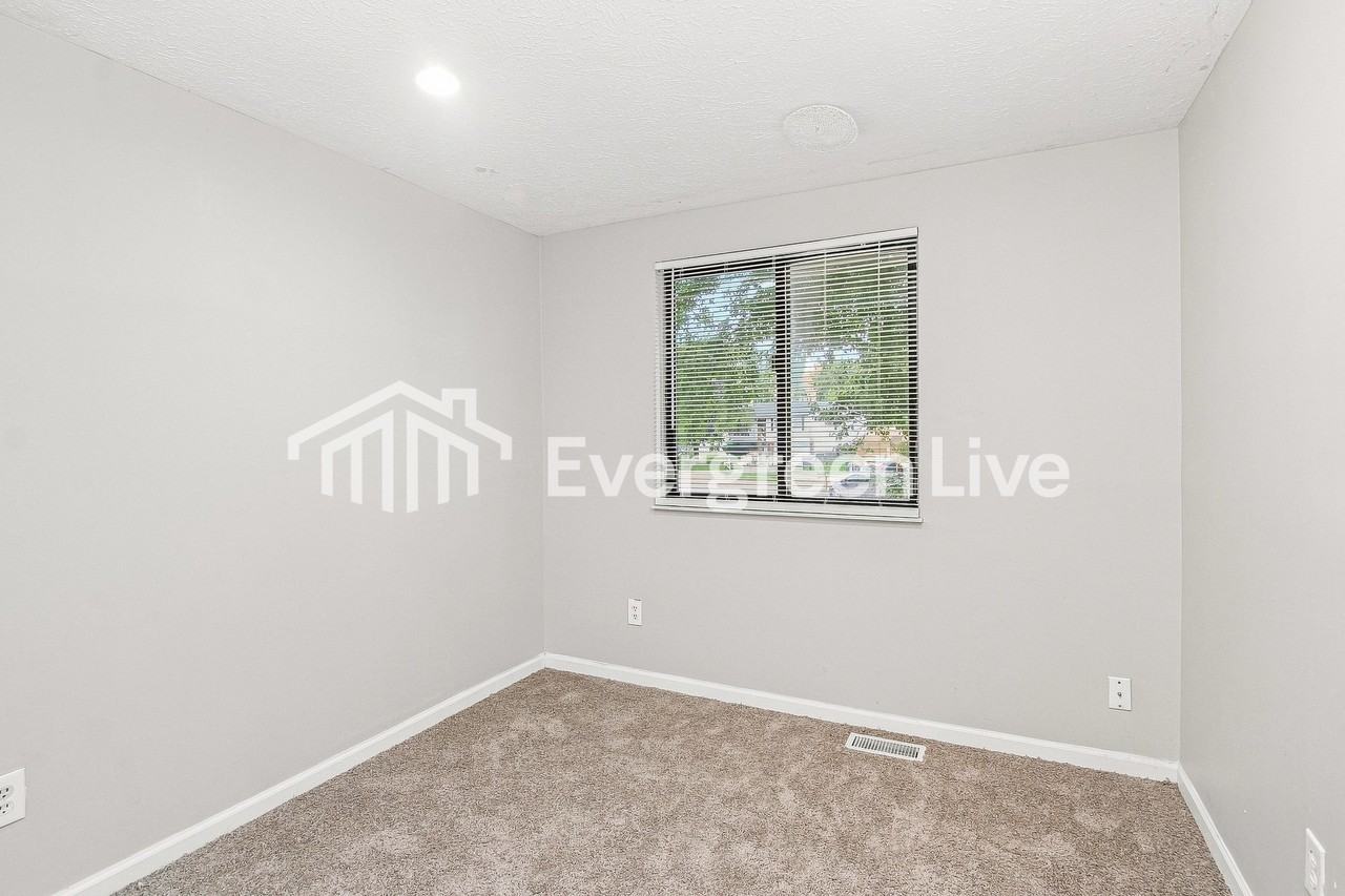 5725 Hacienda Ct - Photo 6 of 15