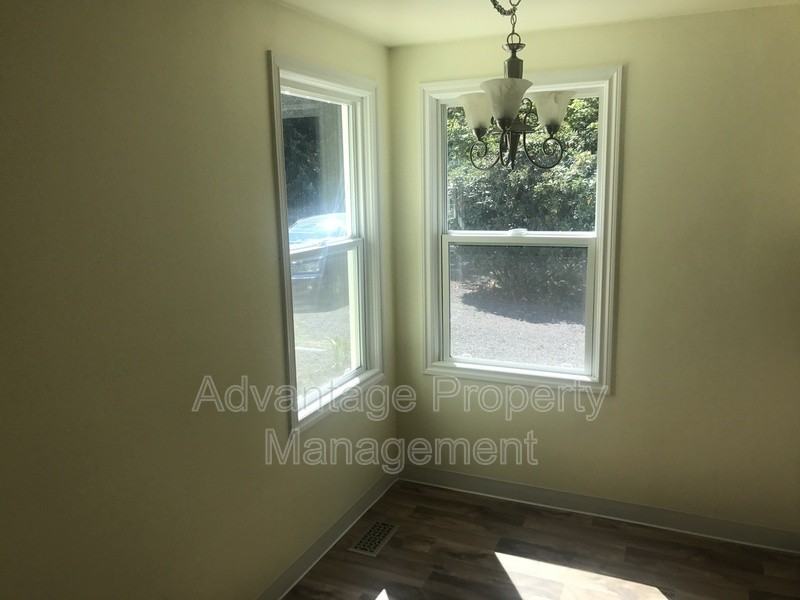 615 Se Atwood Ave - Photo 3 of 12