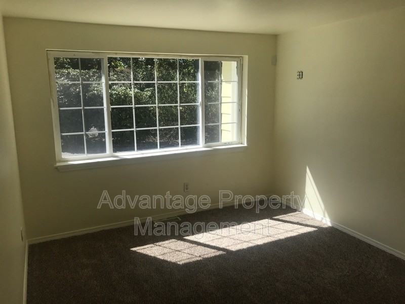 615 Se Atwood Ave - Photo 4 of 12