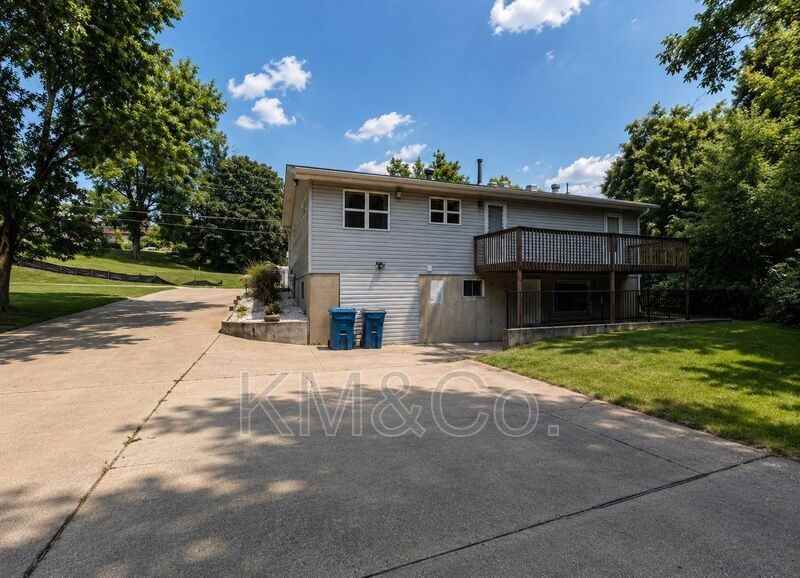 535 Elm St #1stFL - Photo 4 of 19